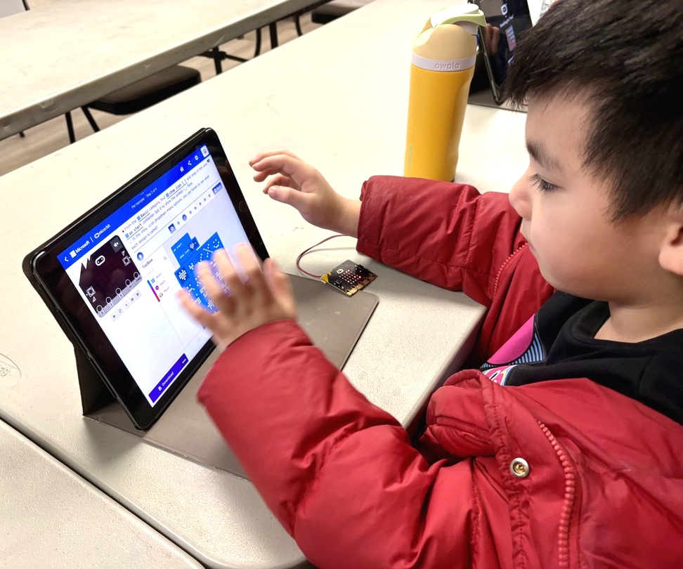 Schermata dell'interfaccia di gioco Allinbet su dispositivi mobili e desktop